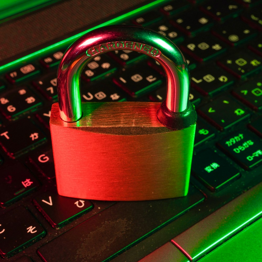 Candado sobre el teclado de un portátil